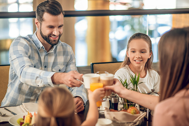 Familj som äter på restaurang i Halmstad